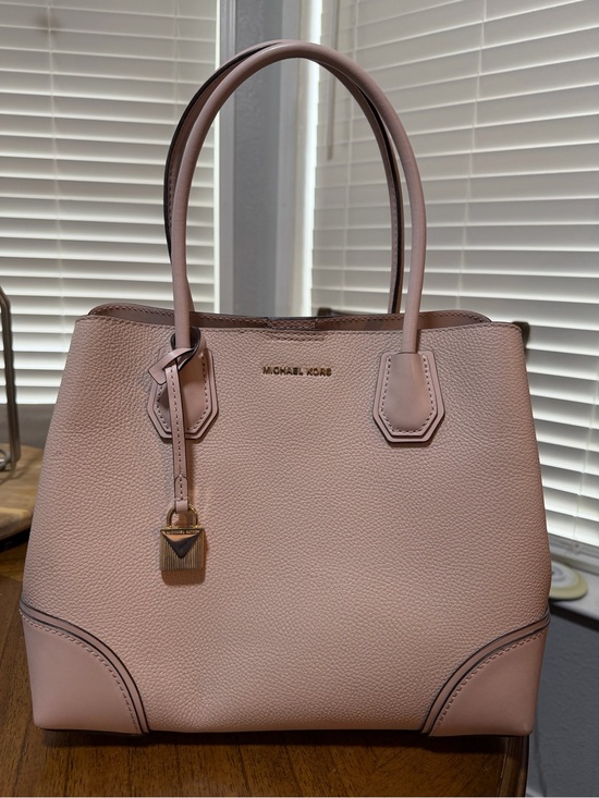 Michael Kors Handbags - Authentic Michael Kors Mercer Gallery Medium Center Zip Tote in beautiful blush